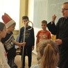 Dzieci utworzyły krąg, pojawił się też biskup - prawie logo V Synodu Diecezji Tarnowskiej