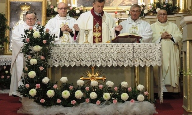 Przy ołtarzu zgromadzili się duszpasterze związani z pogwizdowską świątynią