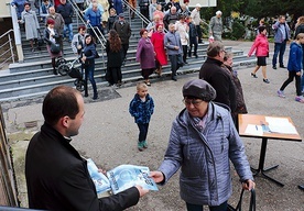 ▲	Do końca listopada klerycy odwiedzą każdą parafię diecezji elbląskiej. Na zdjęciu: dk. Marek Sadłocha przy kościele pw. Wszystkich Świętych w Elblągu.