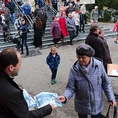 ▲	Do końca listopada klerycy odwiedzą każdą parafię diecezji elbląskiej. Na zdjęciu: dk. Marek Sadłocha przy kościele pw. Wszystkich Świętych w Elblągu.