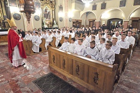 Bp Leszek Leszkiewicz wygłasza homilię do nowych lektorów.