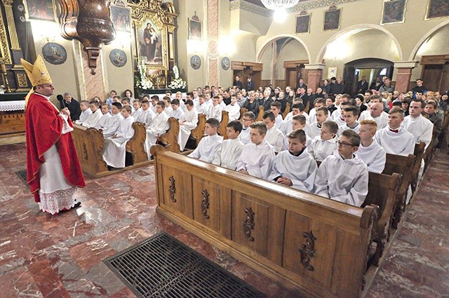 Bp Leszek Leszkiewicz wygłasza homilię do nowych lektorów.