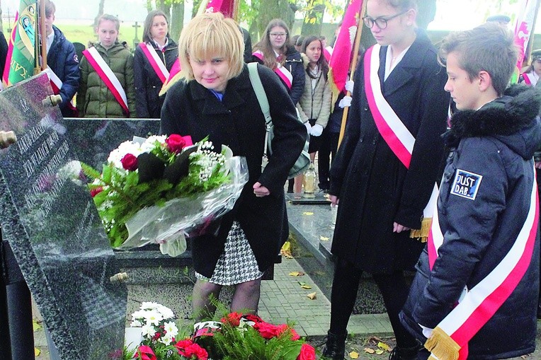 ▲	Na grobie powstańca złożono kwiaty, odmówiono modlitwę za wszystkich, którzy zginęli w obronie Polski. 