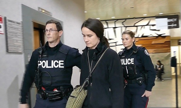 Mary Wagner wyprowadzana przez policję z kanadyjskiej kliniki aborcyjnej, do której weszła mimo zakazu sądowego.