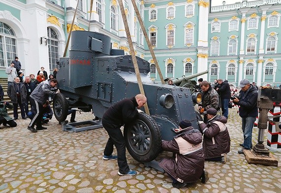 Samochód pancerny Austin-Putiłow, z którego według legendy w kwietniu 1917 r. przemawiał Lenin, jest obecnie instalowany przed budynkiem Ermitażu. W Petersburgu zostanie bowiem otwarta wystawa: „Pałac Zimowy i Ermitaż. 1917. Historia była tworzona tutaj”.