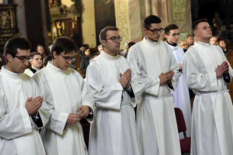 Nałożenie tunik i przyjęcie kandydatów do kapłaństwa