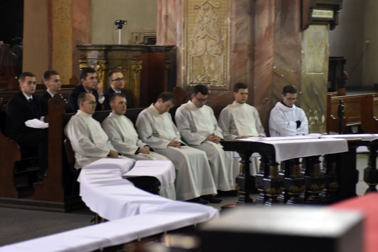 Nałożenie tunik i przyjęcie kandydatów do kapłaństwa