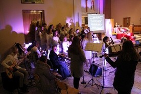 Modlitewny wieczór w kościele Chrystusa Dobrego Pasterza przebiegał w atmosferze uwielbienia Boga śpiewem