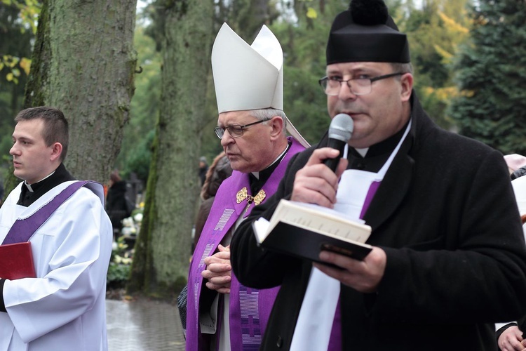 Obchody Wszystkich Świętych na cmentarzu komunalnym w Koszalinie