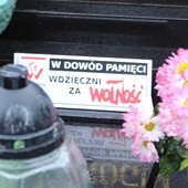 Tabliczki z napisem: Wdzięczni za wolność stały się znakiem pamięci...