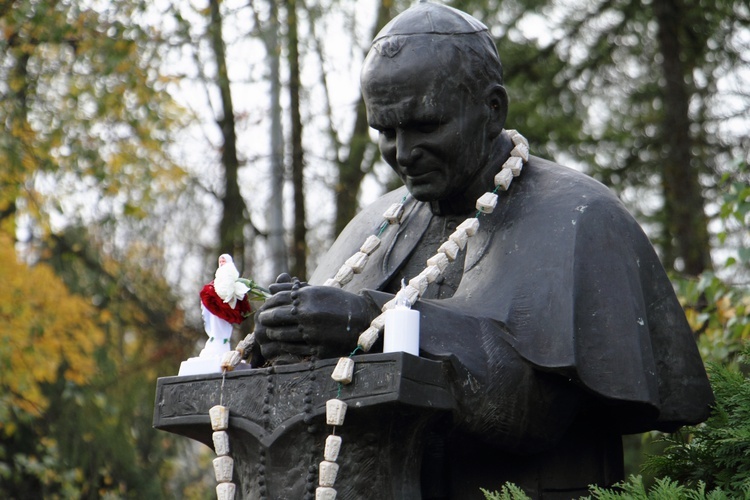 Dzień Zaduszny na cmentarzach Rakowickim i Wojskowym