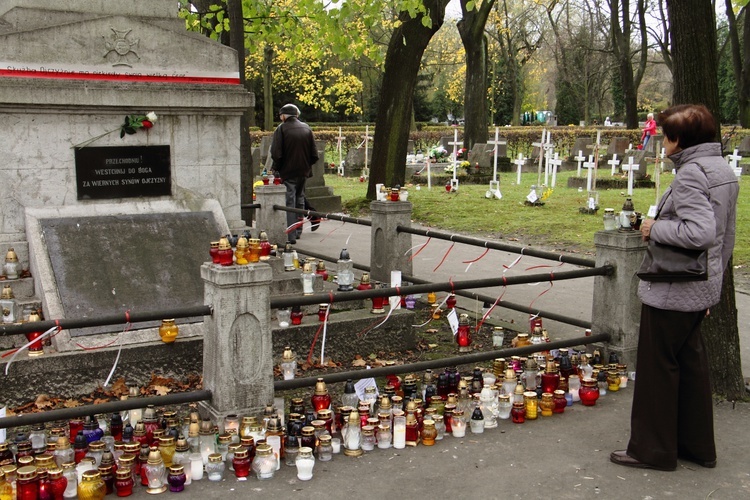 Dzień Zaduszny na cmentarzach Rakowickim i Wojskowym