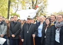 Arcybiskup Grzegorz Ryś przyjął propozycję łódzkiej młodzieży i z radością przejął ster na Łodzi Piotrowej. 