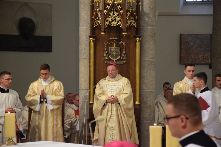 Na progu Eucharystii odbył się ingres abp. Grzegorza Rysia. 