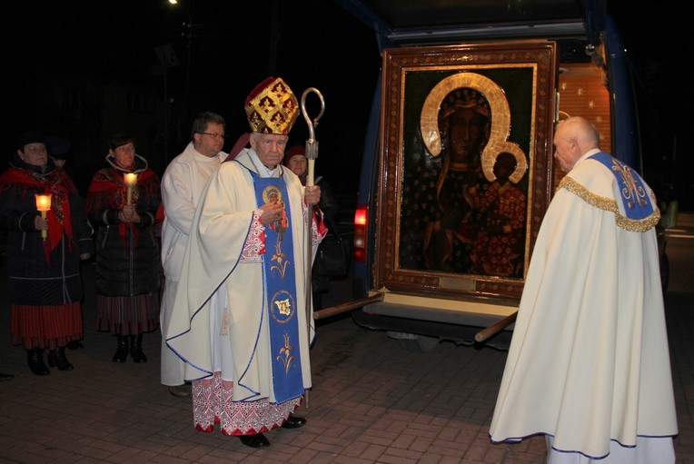 Peregrynujący obraz Czarnej Madonny powitali w Latowiczu bp Romaniuk i proboszcz ks. Mierzejewski