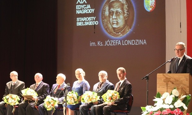 Gratulacje w imieniu bp. Romana Pinlda przekazał ks. dr Marek Studenski, wikariusz generalny