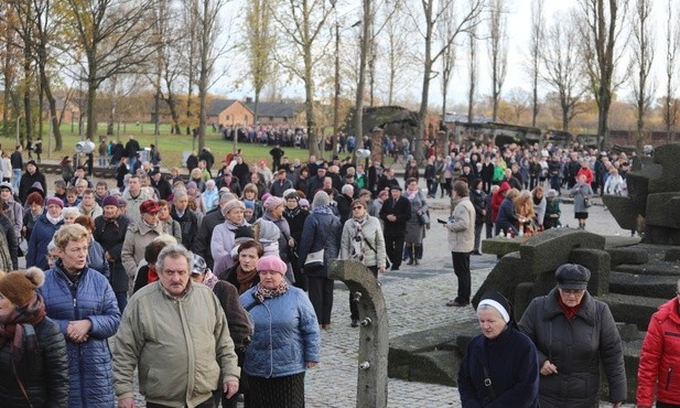 Tłum wiernych wędrował z modlitwą i różańcami w dłoniach szlakiem męczeństwa i cierpień więźniów...