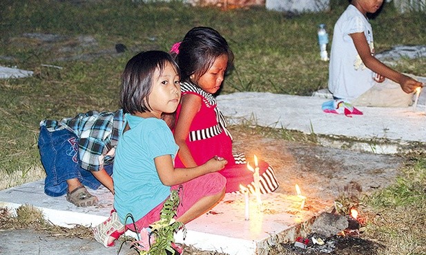 Podczas Wszystkich Świętych Filipińczycy palą na grobach świece.