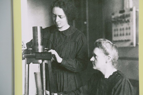 Maria z córką Ireną w laboratorium