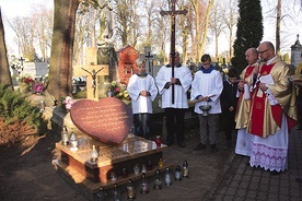 Poświęcenie  monumentu  i modlitwa.