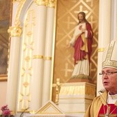 Bp Piotr Libera przypominał o poszanowaniu niedzieli  w najstarszym mławskim kościele.