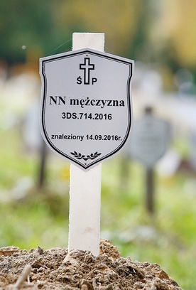 ▲	Grób osoby bezdomnej  na cmentarzu  przy ul. Murckowskiej w Katowicach.