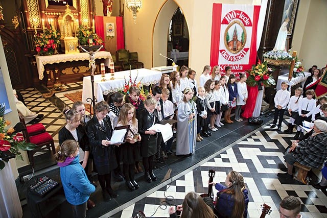 ▲	Dzieci zaprezentowały montaż słowno-muzyczny o historii parafii.