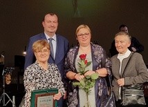 Wolontariuszki: (od lewej) Ewa Ways, Anna Rybińska i Daniela Buczyńska z wicewojewodą Wiesławem Raboszukiem