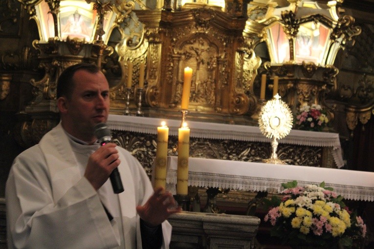Ks. Rafał Masztalerz podczas adoracji Najświętszego Sakramentu