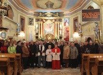 Pamiątkowe zdjęcie uczestników rocznicowego nabożeństwa w Kończycach