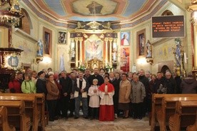 Pamiątkowe zdjęcie uczestników rocznicowego nabożeństwa w Kończycach