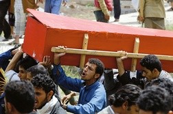 Pogrzeb 14 ofiar starć w Sana, sierpień 2017.  Wśród zabitych chrześcijan były kobiety i dzieci.