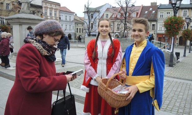 Licealiści rozdawali przechodniom specjalnie przygotowane śpiewniki pieśni patriotycznych