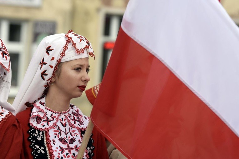 Członkowie zespołu "Krąg" to jedna z głównych atrakcji obchodów 99. rocznicy odzyskania niepodległości.