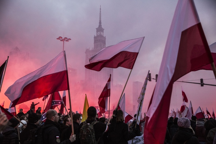 Tysiące flag pod hasłem "My chcemy Boga" 