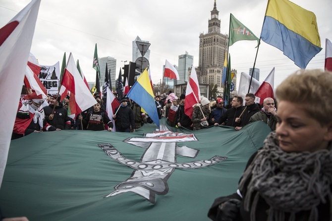 Tysiące flag pod hasłem "My chcemy Boga" 