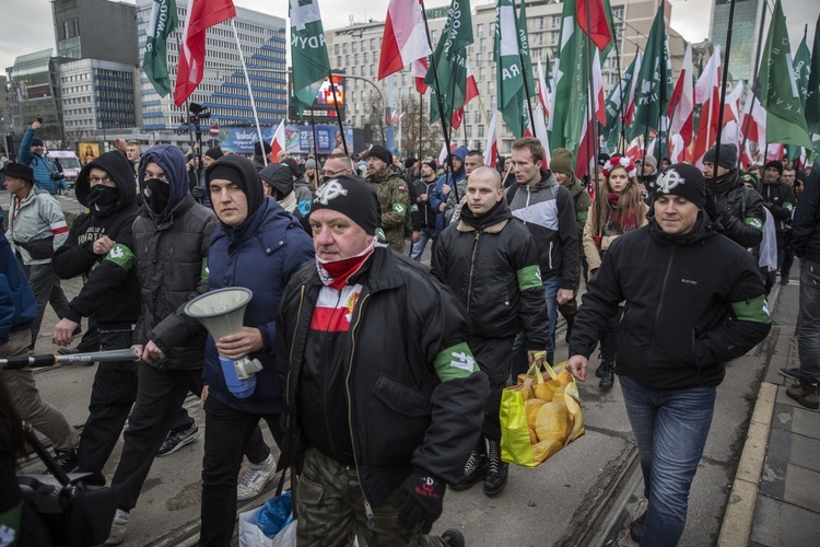 Tysiące flag pod hasłem "My chcemy Boga" 