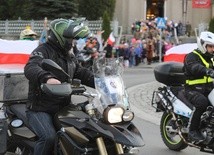 Rajczański Marsz Niepodległości otwierała grupa motocyklistów z biało-czerwonycmi chorągiewkami