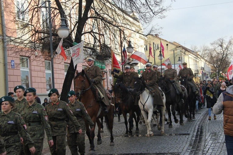 Uczestnicy uroczystości przeszli od katedry na Plac Konstytucji 3 Maja 