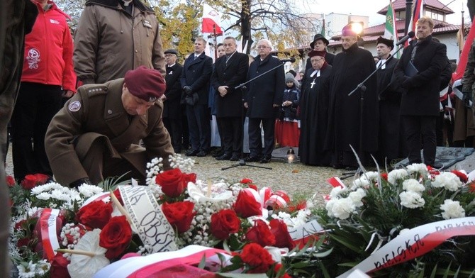 Delegacje złożyły kwiaty pod pomnikiem na cmentarzu wojskowym w Bielsku-Białej