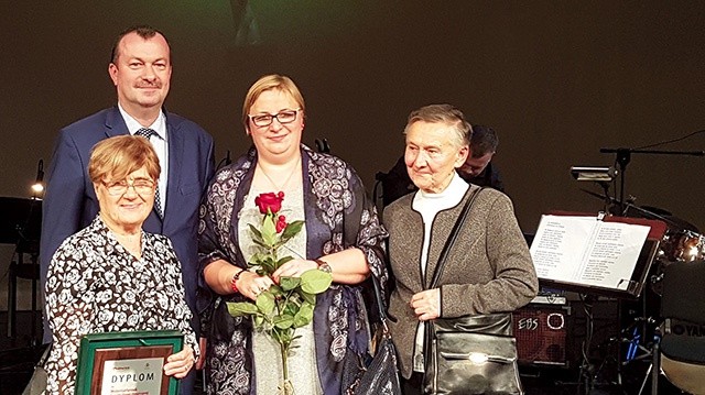 Wolontariuszki  (od lewej): Ewa Ways, Anna Rybińska i Daniela Buczyńska z wicewojewodą Wiesławem Raboszukiem.