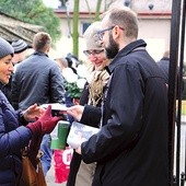 W Łowiczu co roku można spotkać z puszką na cmentarzu Marzenę Kozanecką-Zwierz, dyrektor miejskiego muzeum, oraz Michała Zalewskiego z łowickiego ratusza.