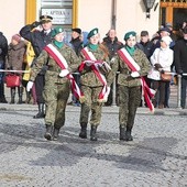 ▲	Poczet flagowy, złożony z uczennic LO im. IV Pułku Strzelców Konnych i Gimnazjum PUL im. Emilii Plater przystępuje do podniesienia flagi na maszt.