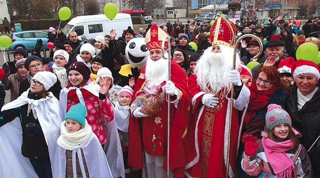 ▲	Z roku na rok w Orszaku św. Mikołaja bierze udział coraz więcej osób.