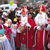 ▲	Z roku na rok w Orszaku św. Mikołaja bierze udział coraz więcej osób.