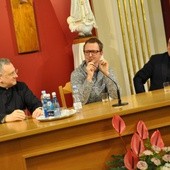 Prelegenci popołudniowej sesji sympozjalnej (od lewej): ks. dr Janusz Lewandowicz, red. Tomasz Rowiński i ks. dr hab. Przemysław Artemiuk