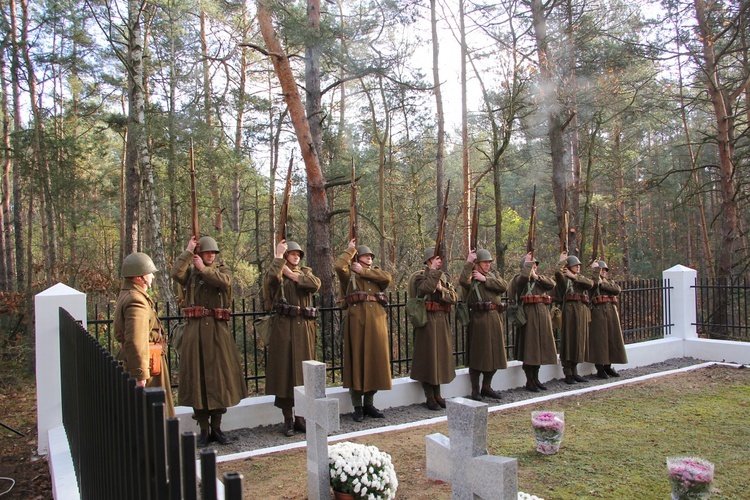 Poświęcenie cmentarza w Leontynowie