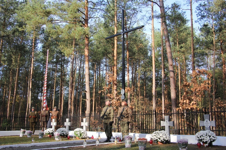 Poświęcenie cmentarza w Leontynowie