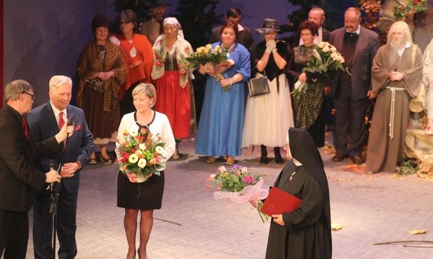Gratulacje skłdały liczne delegacje sympatyków teatralnej ewangelizacji, prowadzonej pod kierunkiem s. Jadwigi