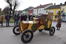 Atrakcją były pojazdy sprzed wieku, które pojawiły się na makowskim rynku